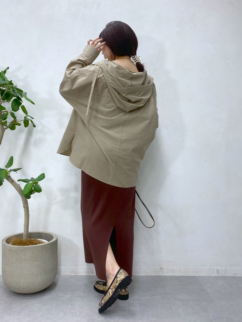 ベージュ系のシャツ/ブラウス、ブラウン系のスカート、ベージュ系のシューズを着用したレディースの夏コーディネートの4枚目の写真