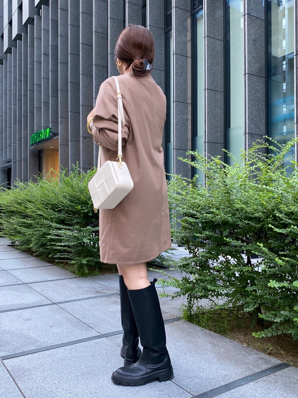 ベージュ系のワンピース、ベージュ系のシャツ/ブラウス、ブラック系のその他シューズを着用したレディースの秋コーディネートの4枚目の写真