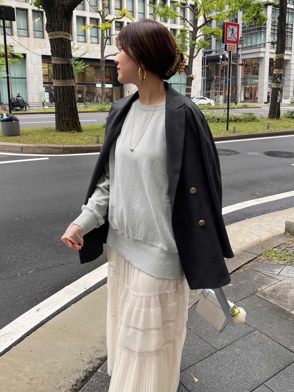 グレー系のTシャツ/カットソー、ホワイト系のスカート、ピンク系のTシャツ/カットソーを着用したレディースの冬コーディネートの8枚目の写真