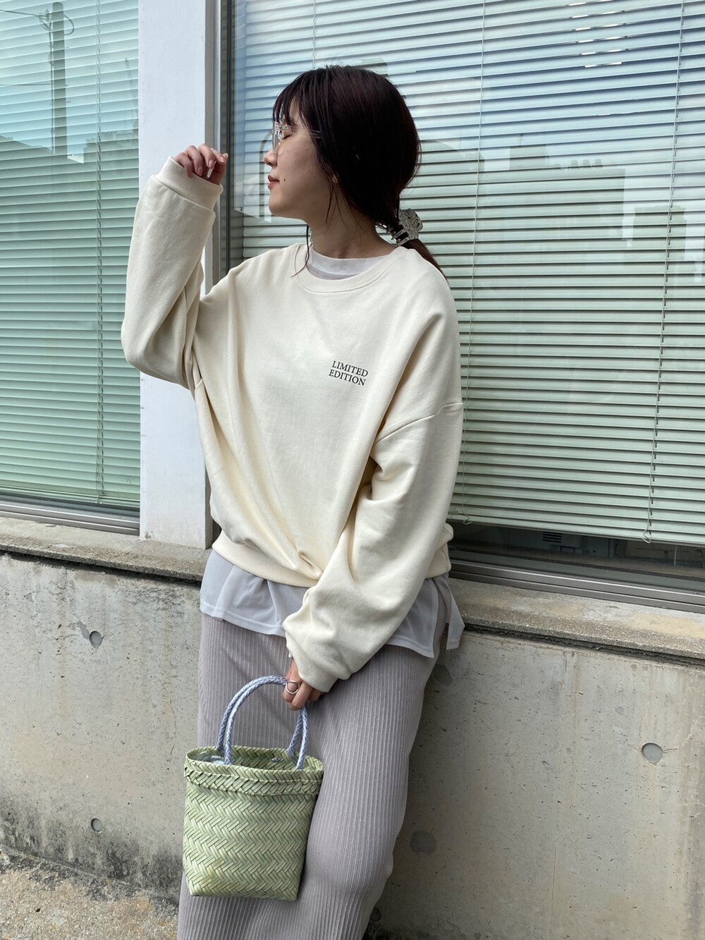 ホワイト系のTシャツ/カットソー、グレー系のワンピース、ホワイト系のサンダルを着用したレディースの夏コーディネートの3枚目の写真