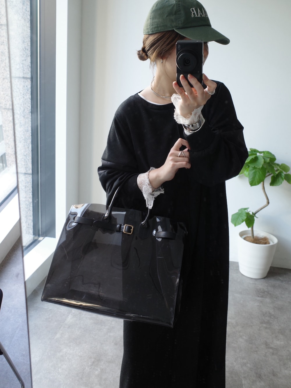 ホワイト系のTシャツ/カットソー、ブラック系のワンピースを着用したレディースの冬コーディネートの4枚目の写真