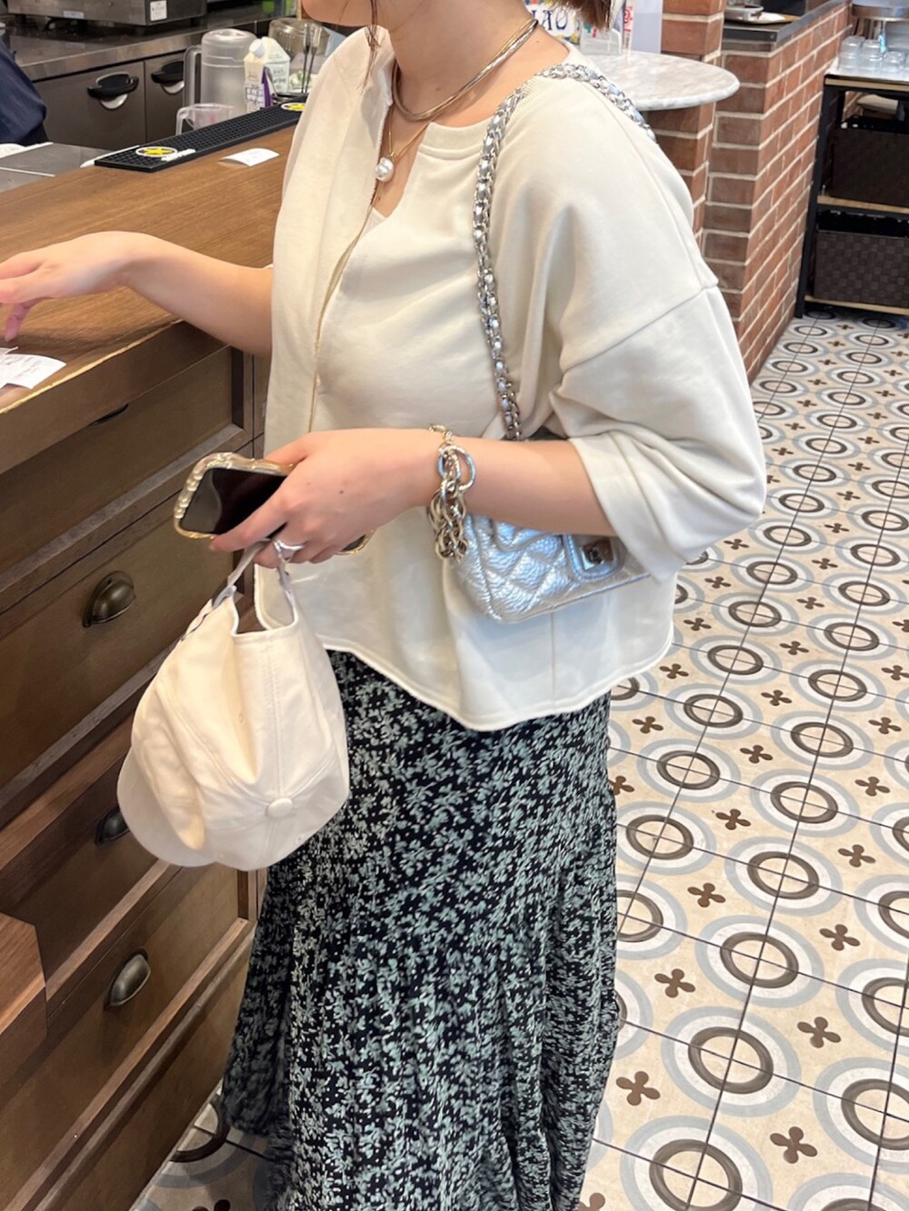 ベージュ系のTシャツ/カットソー、グリーン系のスカートを着用したレディースの夏コーディネートの9枚目の写真