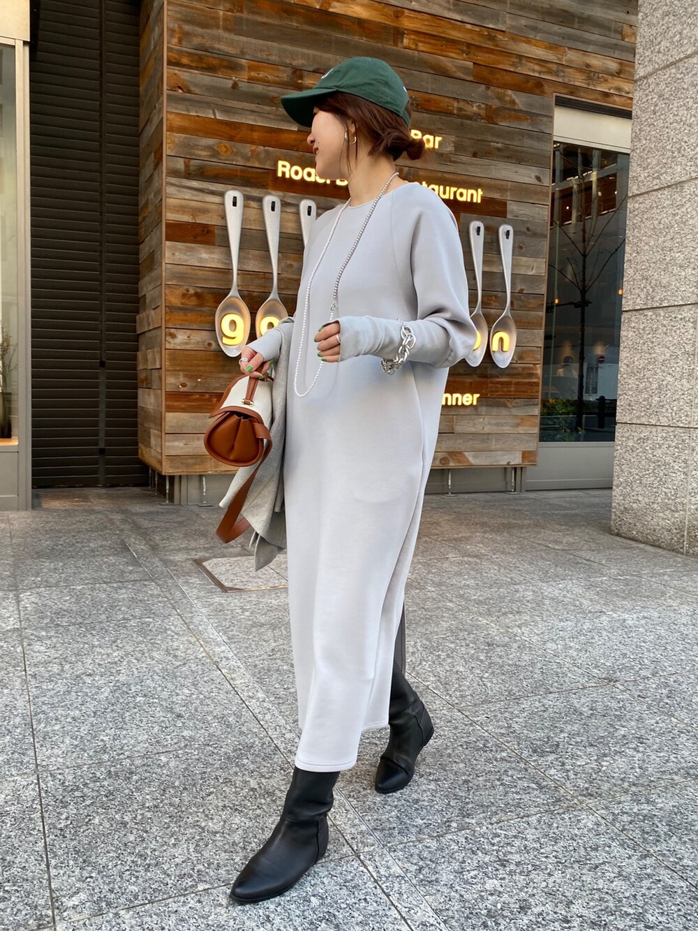 グレー系のテーラードジャケット、グレー系のワンピース、ブラウン系のショルダーバッグを着用したレディースの冬コーディネートの7枚目の写真