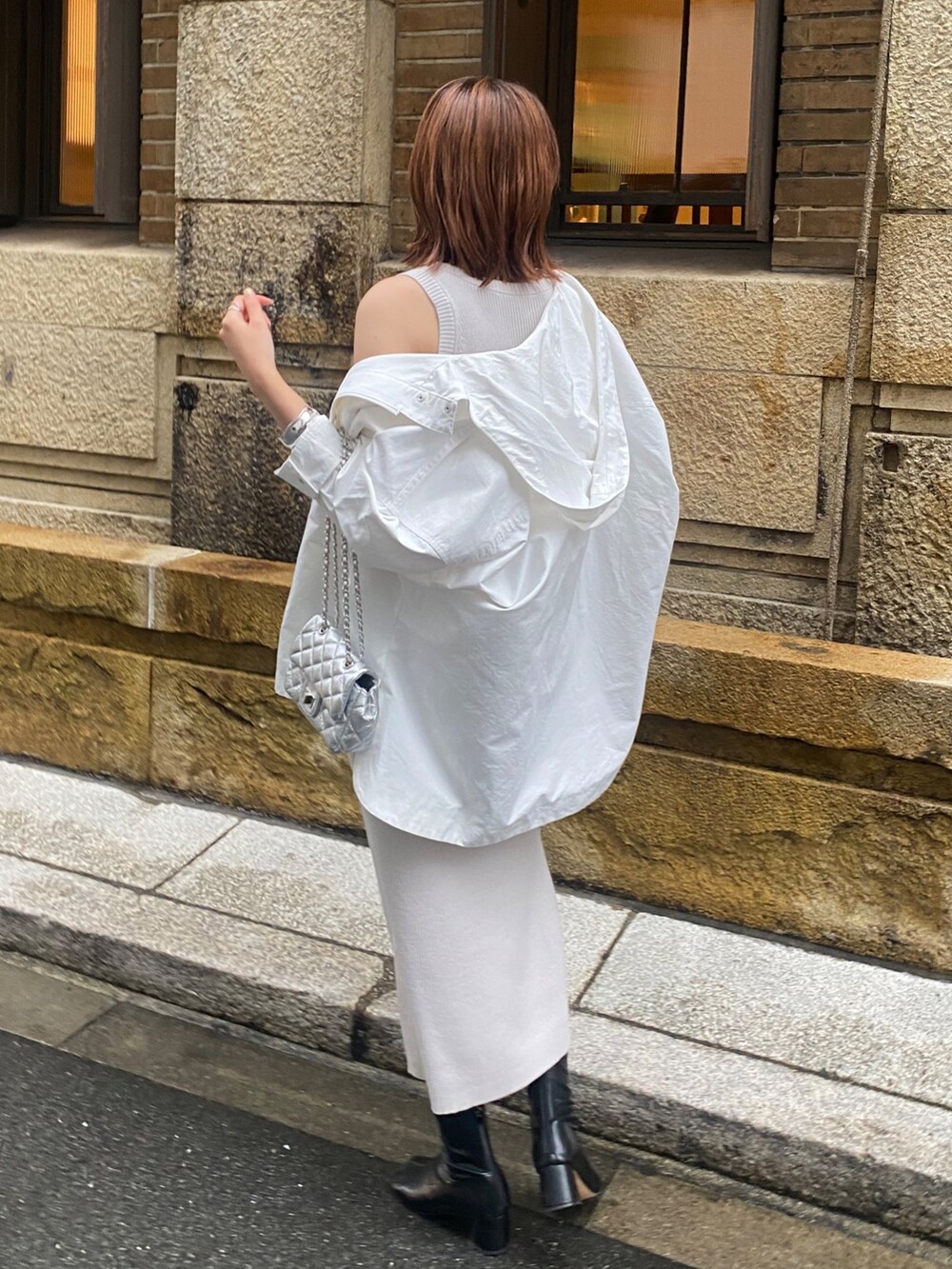 ホワイト系のブルゾン、グレー系のワンピース、シルバー系のショルダーバッグを着用したレディースの春コーディネートの5枚目の写真