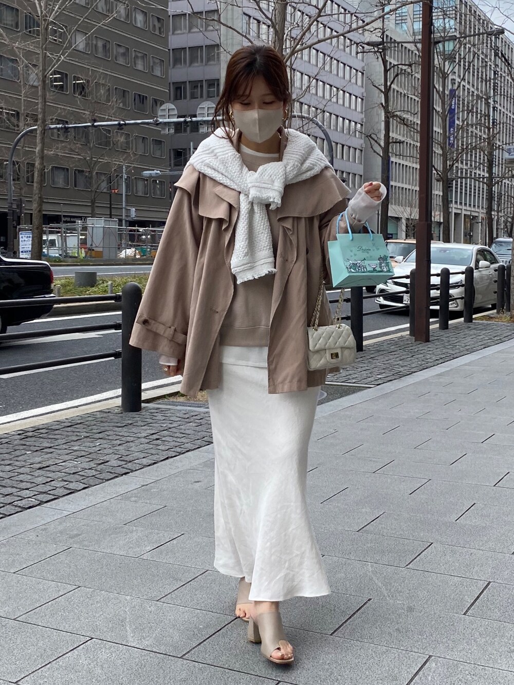 ベージュ系のジャケット/アウター、ホワイト系のスカート、ベージュ系のサンダルを着用したレディースの春コーディネートの7枚目の写真