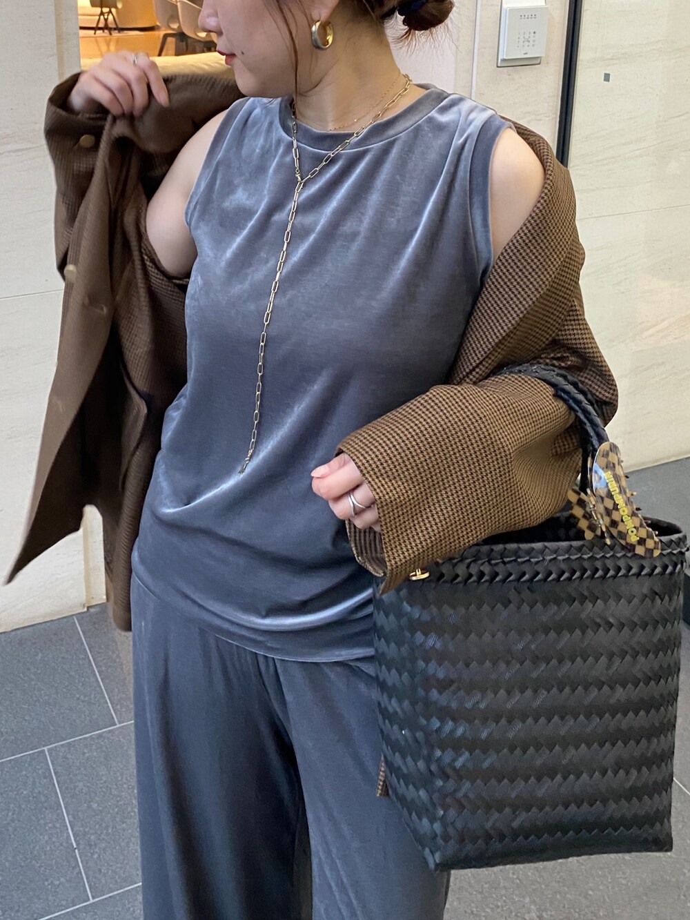 グレー系のTシャツ/カットソー、グレー系のその他パンツ、ブラウン系のテーラードジャケットを着用したレディースの秋コーディネートの5枚目の写真