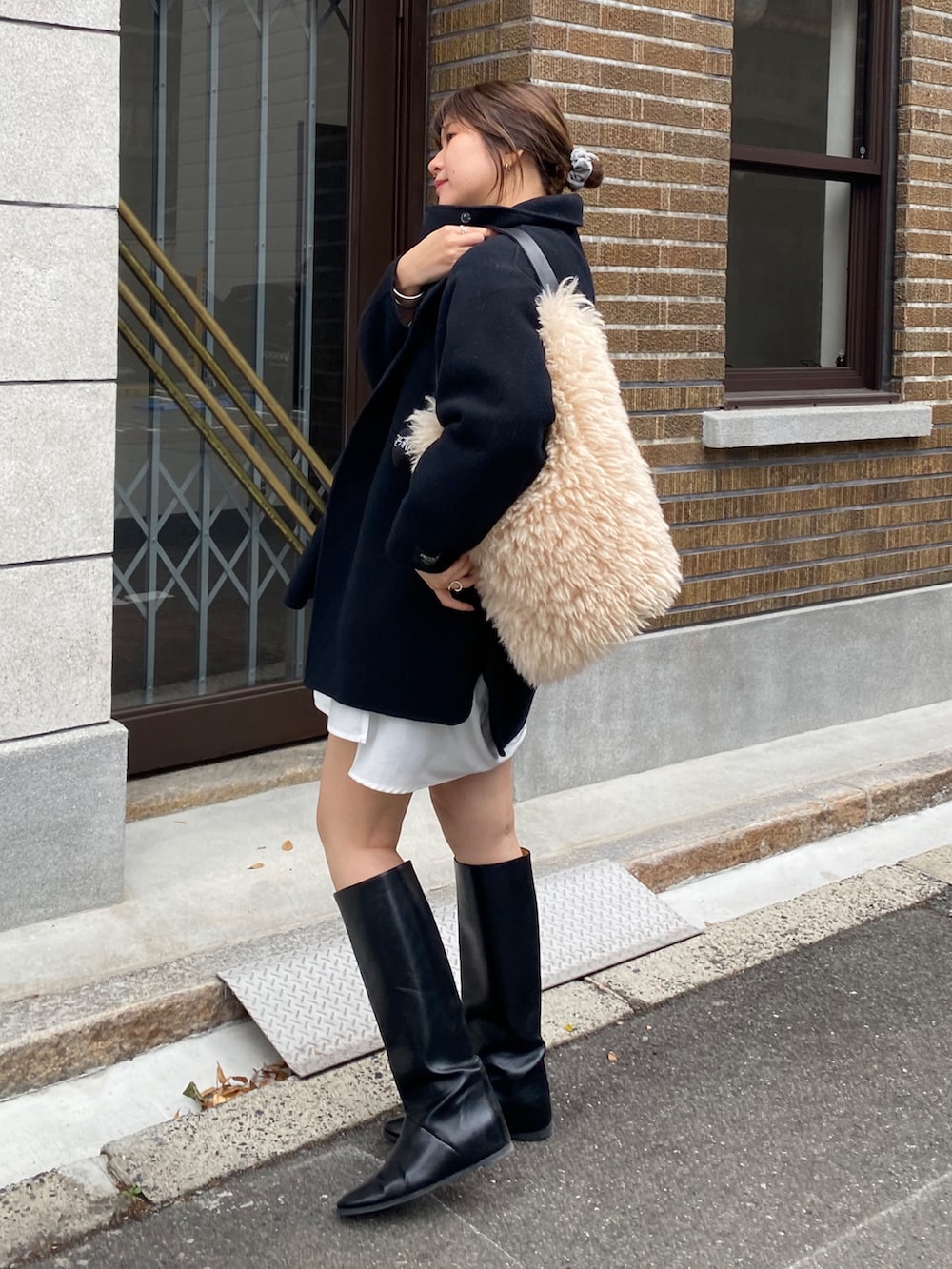 ブラック系のその他アウター、ブルー系のTシャツ/カットソー、ホワイト系のシャツ/ブラウスを着用したレディースの冬コーディネートの10枚目の写真