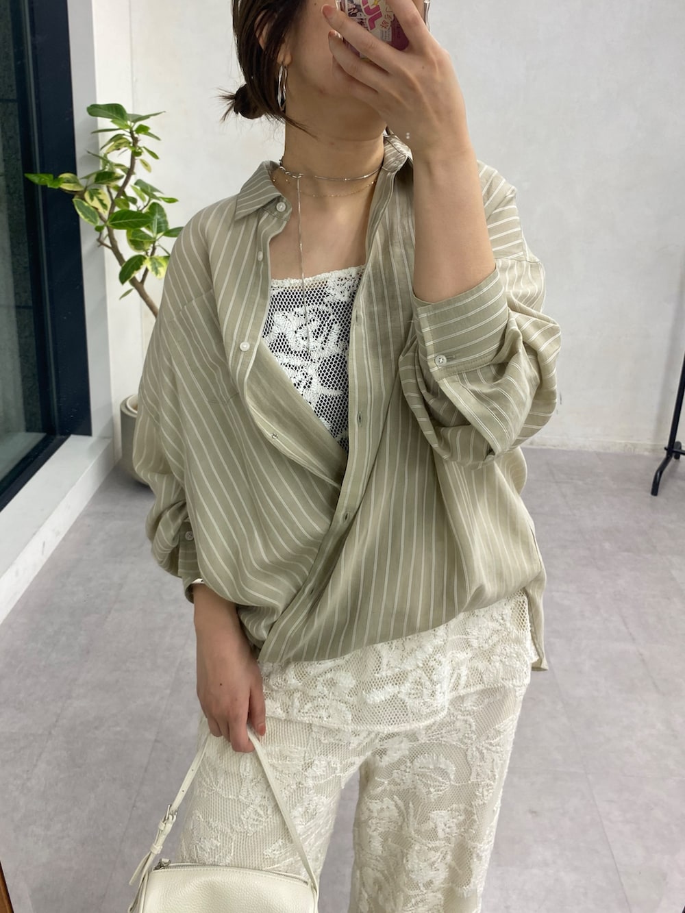 グリーン系のシャツ/ブラウス、ホワイト系のシャツ/ブラウス、ホワイト系のその他パンツを着用したレディースの春コーディネートの2枚目の写真