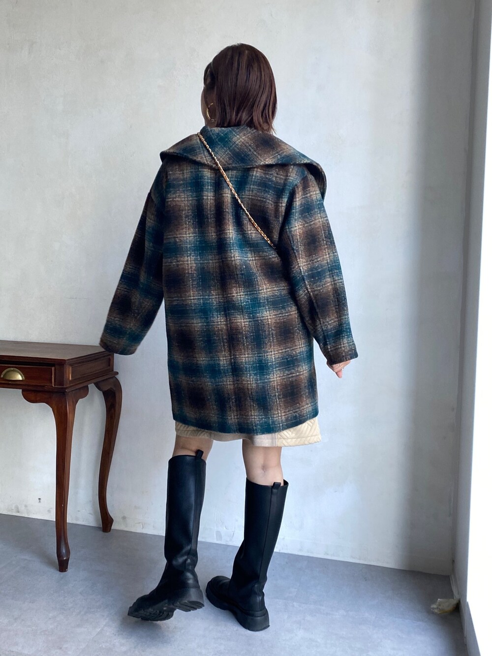 グリーン系のその他アウター、ベージュ系のニット/セーター、イエロー系のショルダーバッグを着用したレディースの秋コーディネートの3枚目の写真