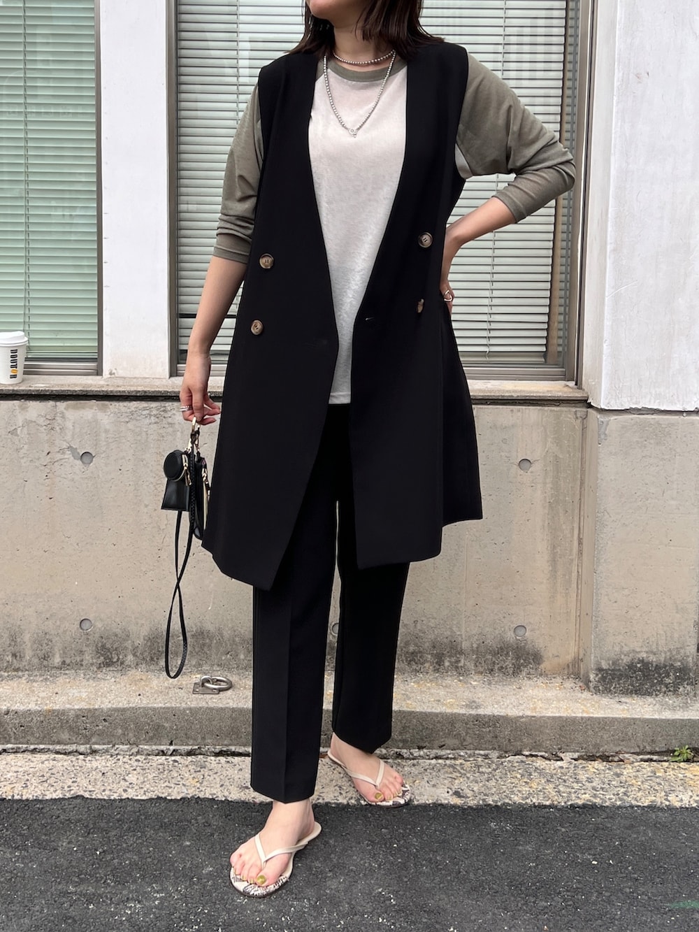 ベージュ系のTシャツ/カットソー、ブラック系のその他パンツを着用したレディースの夏コーディネートの2枚目の写真