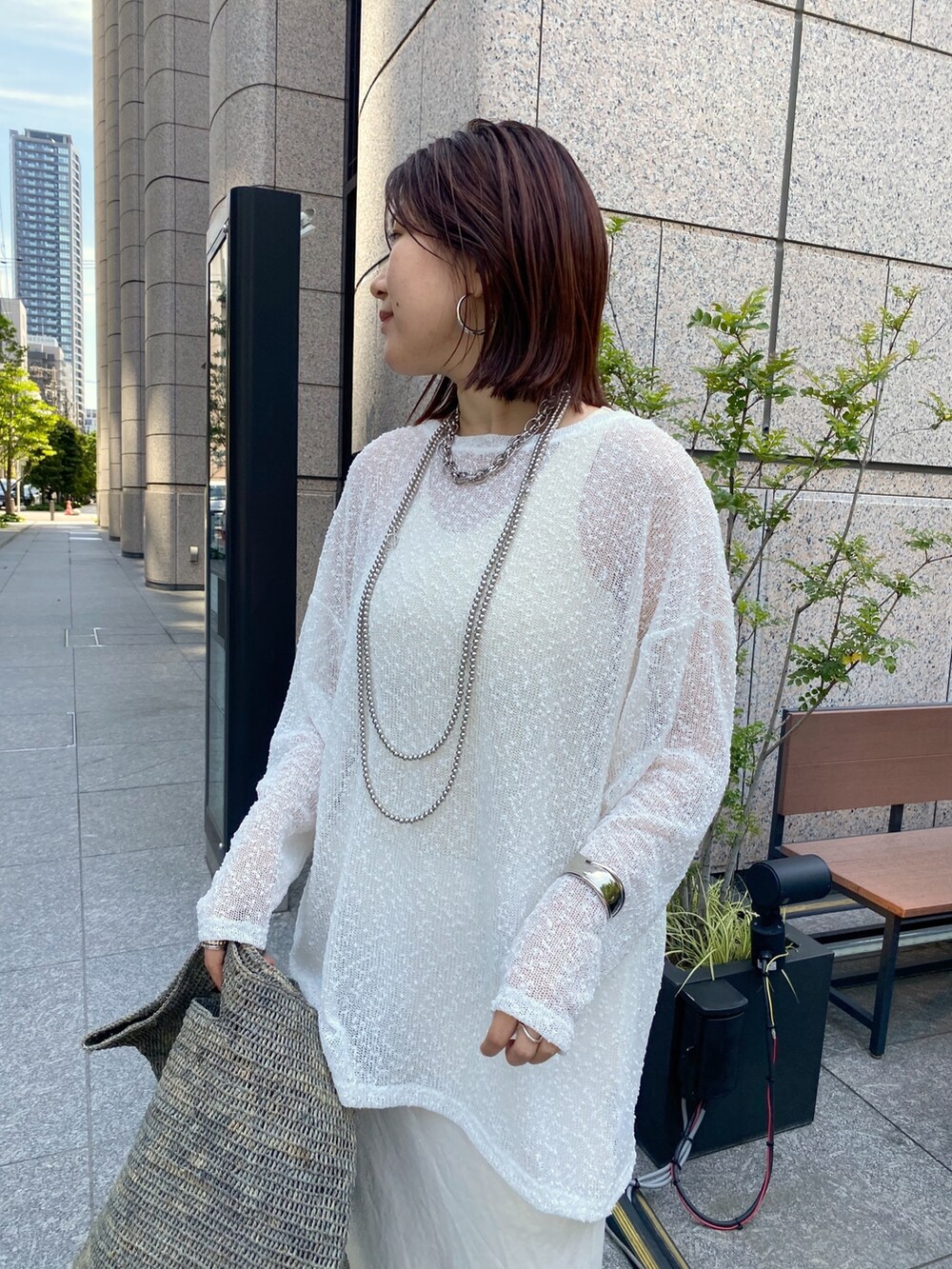 ホワイト系のTシャツ/カットソー、ホワイト系のスカートを着用したレディースの夏コーディネートの6枚目の写真