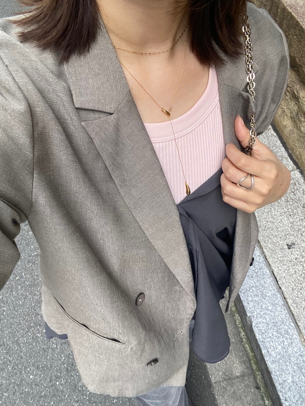 グレー系のテーラードジャケット、ブラック系のデニムパンツ、グレー系のシャツ/ブラウスを着用したレディースの夏コーディネートの7枚目の写真