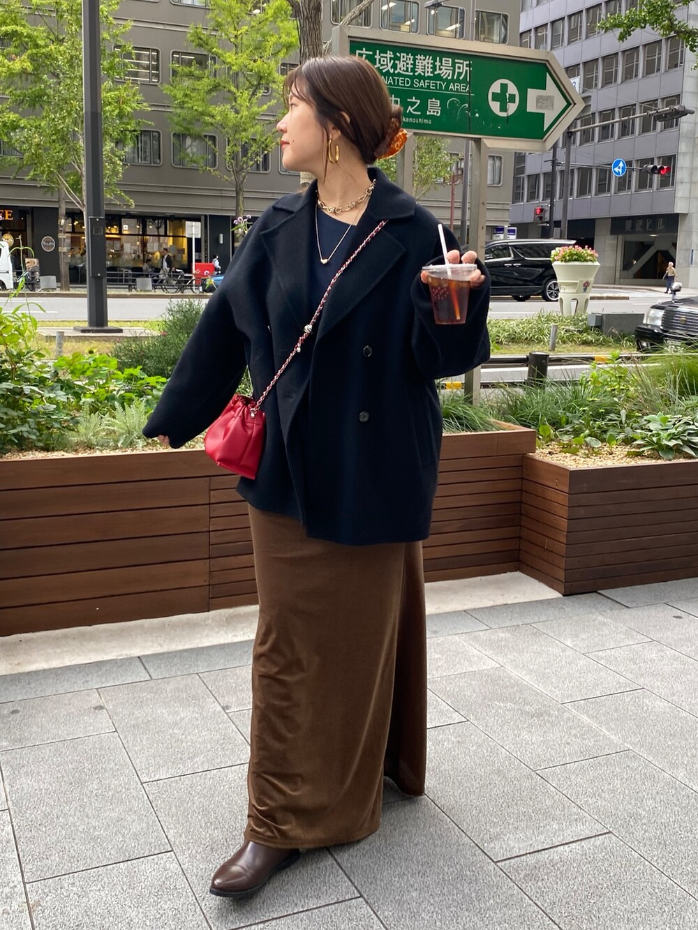 ブルー系のスウェット、ブラウン系のブーツ、レッド系のショルダーバッグを着用したレディースの秋コーディネートの8枚目の写真