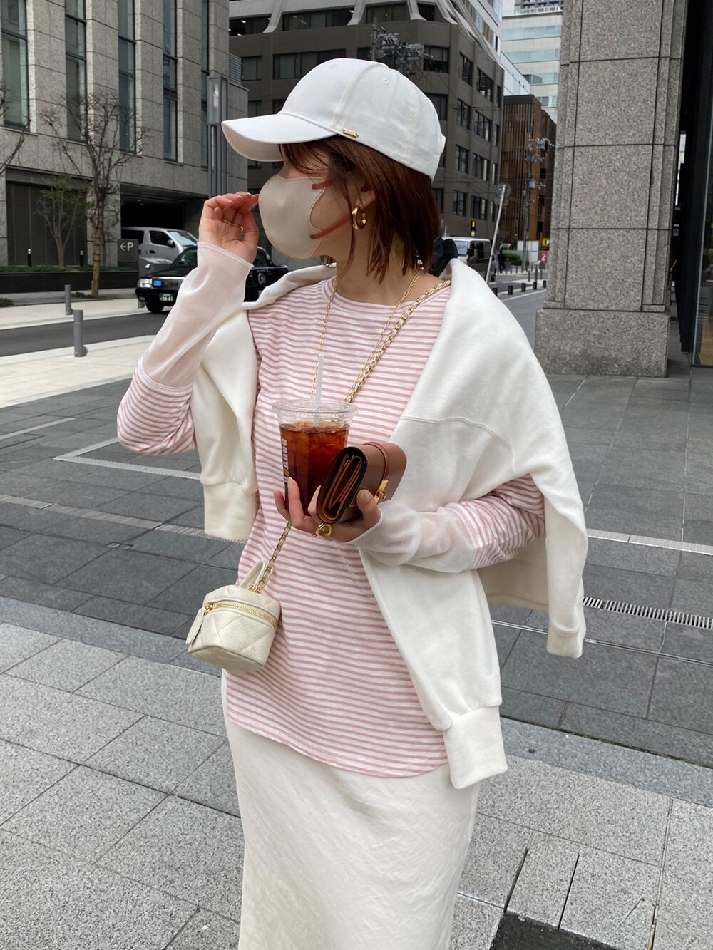 ピンク系のTシャツ/カットソー、ホワイト系のスウェット、ホワイト系のスカートを着用したレディースの春コーディネートの8枚目の写真