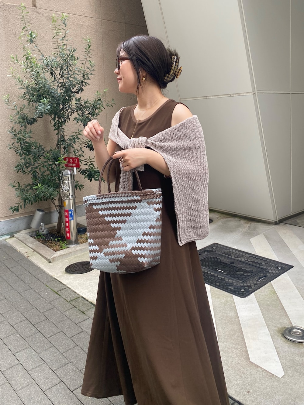 ブラウン系のワンピース、ベージュ系のニット/セーター、ブラウン系のショルダーバッグを着用したレディースの夏コーディネートの3枚目の写真