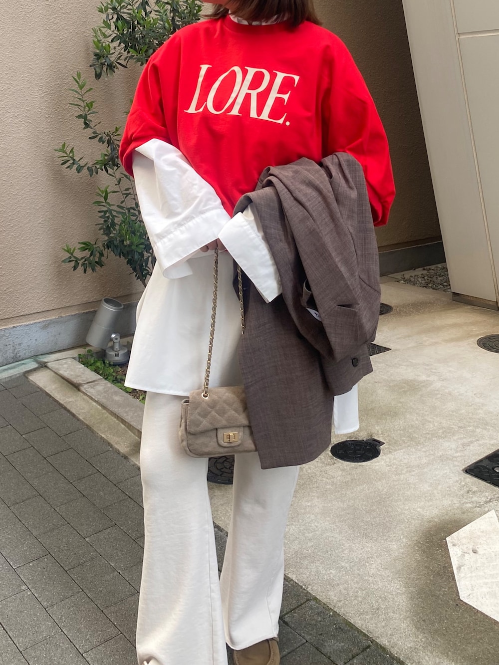 ブラウン系のテーラードジャケット、レッド系のTシャツ/カットソー、ホワイト系のシャツ/ブラウスを着用したレディースの春コーディネートの4枚目の写真