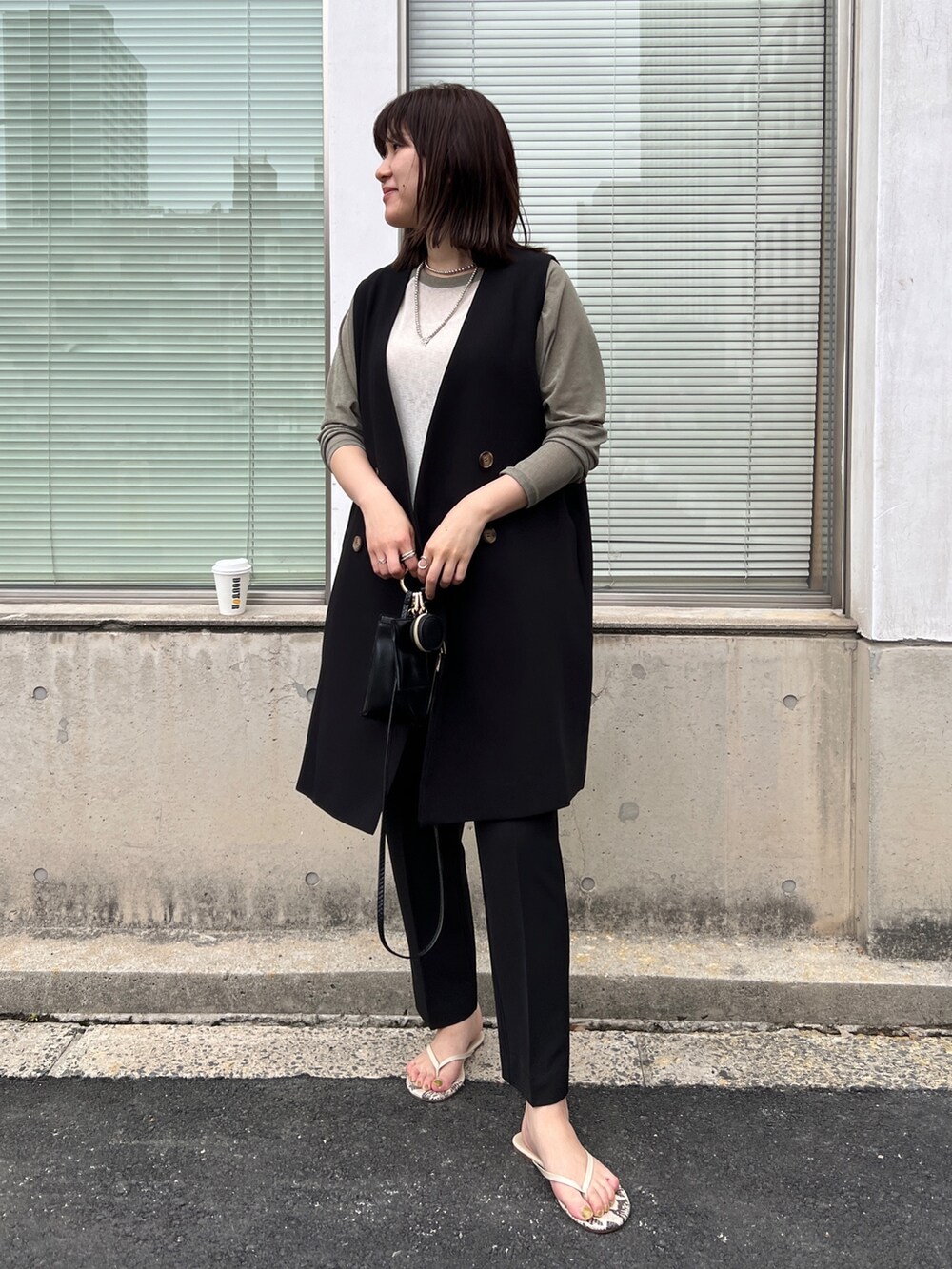 ベージュ系のTシャツ/カットソー、ブラック系のその他パンツを着用したレディースの夏コーディネートの3枚目の写真