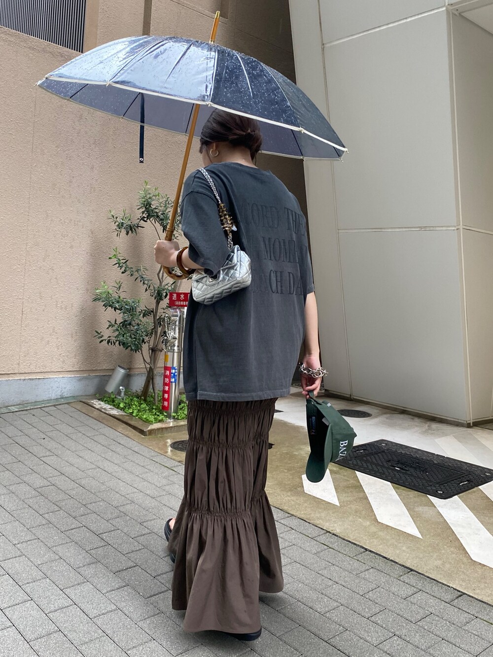 グレー系のTシャツ/カットソー、ブラウン系のスカートを着用したレディースの夏コーディネートの7枚目の写真