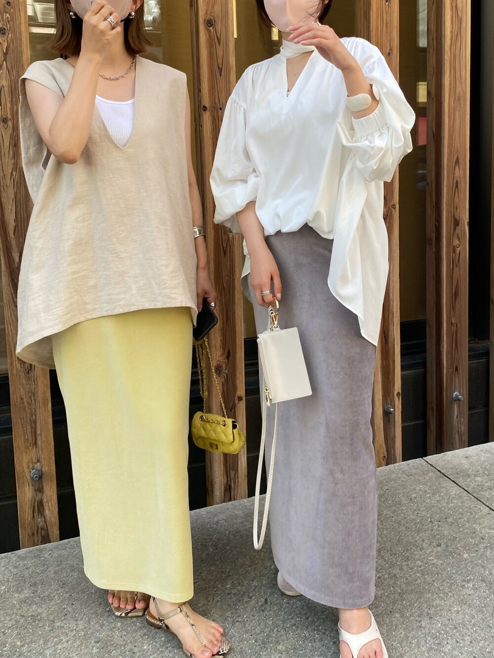ベージュ系のベスト、グリーン系のスカート、ホワイト系のシャツ/ブラウスを着用したレディースの夏コーディネートの4枚目の写真