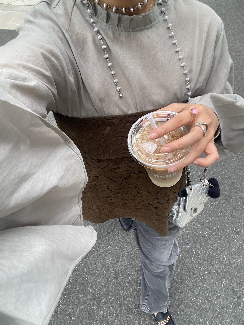 グレー系のシャツ/ブラウス、グリーン系のその他トップス、ブラック系のデニムパンツを着用したレディースの秋コーディネートの5枚目の写真