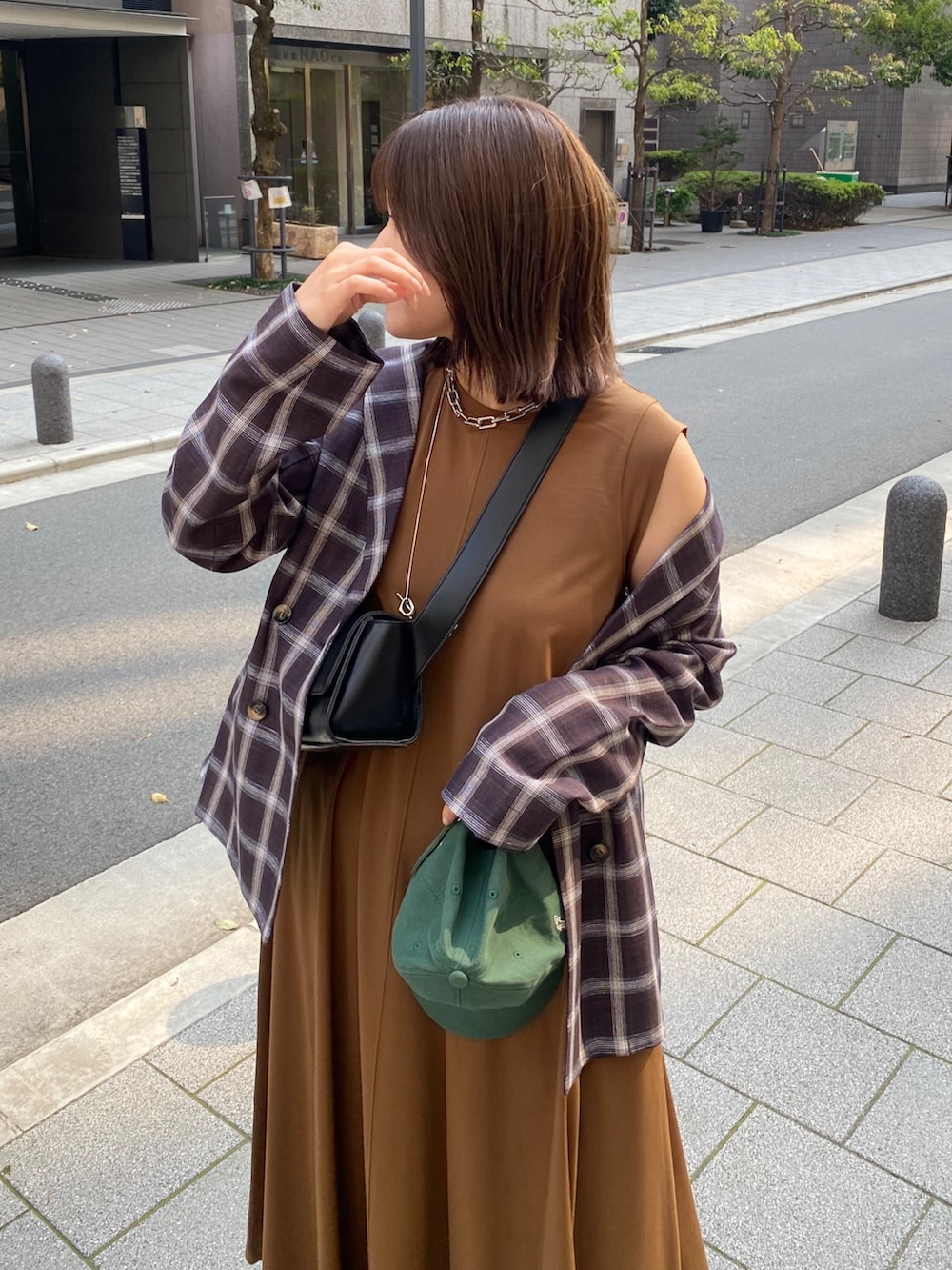 グリーン系のワンピース、ホワイト系のテーラードジャケット、ホワイト系のその他パンツを着用したレディースの春コーディネートの8枚目の写真