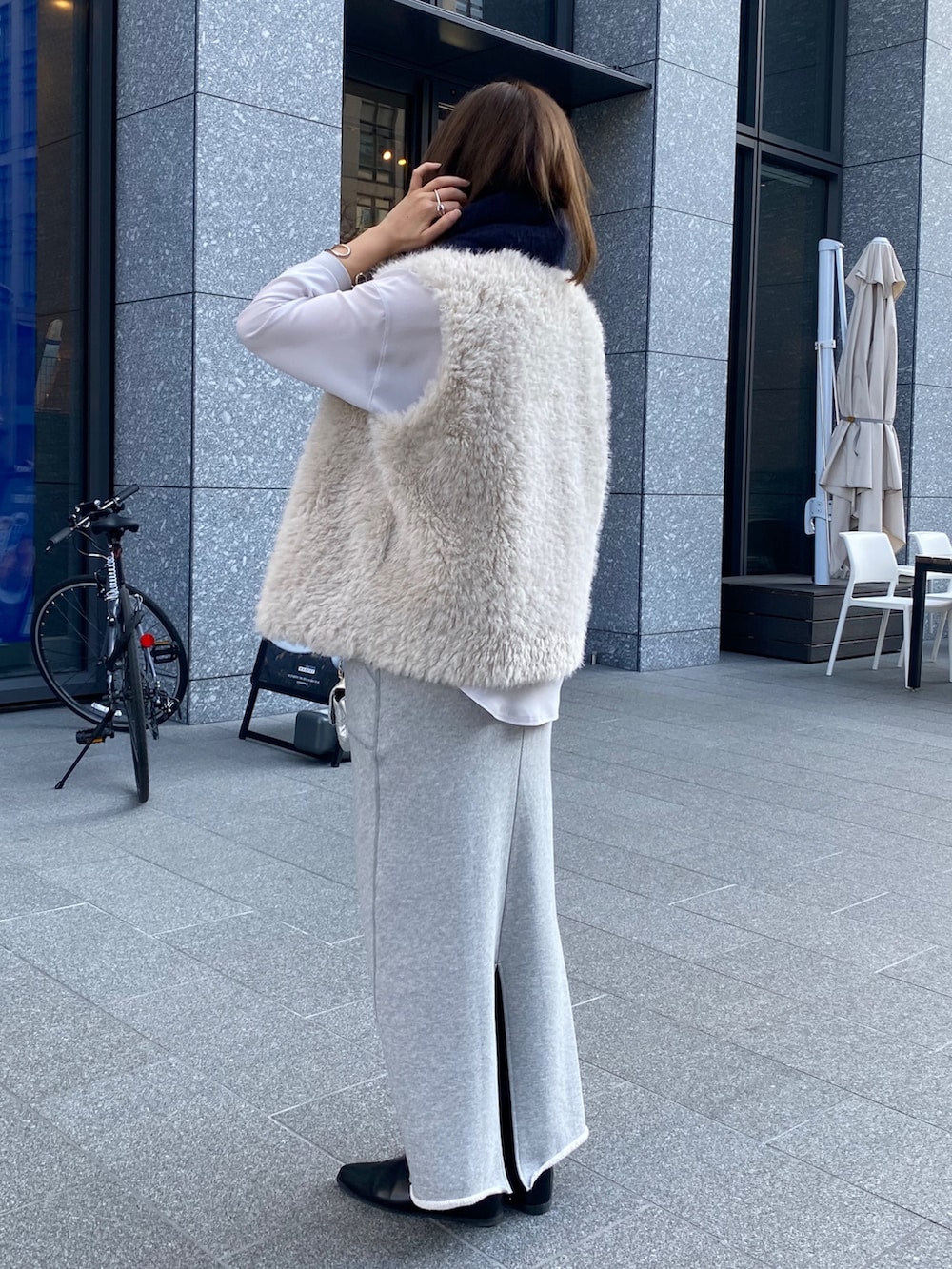 グレー系のシャツ/ブラウス、グレー系のスカートを着用したレディースの冬コーディネートの2枚目の写真