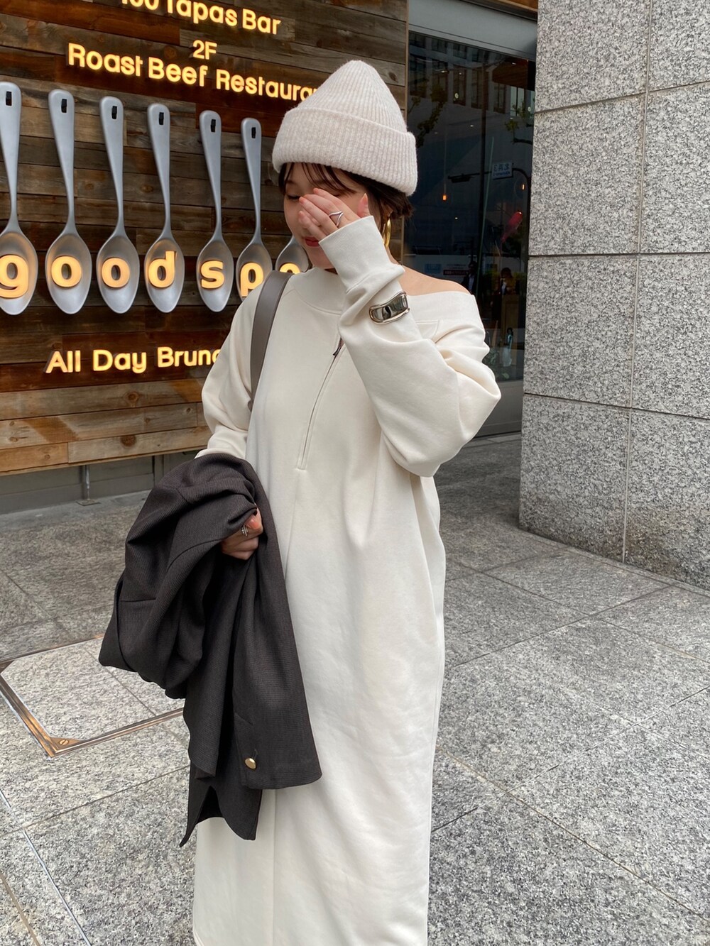 ベージュ系のワンピース、グレー系のテーラードジャケット、グレー系のショルダーバッグを着用したレディースの冬コーディネートの6枚目の写真