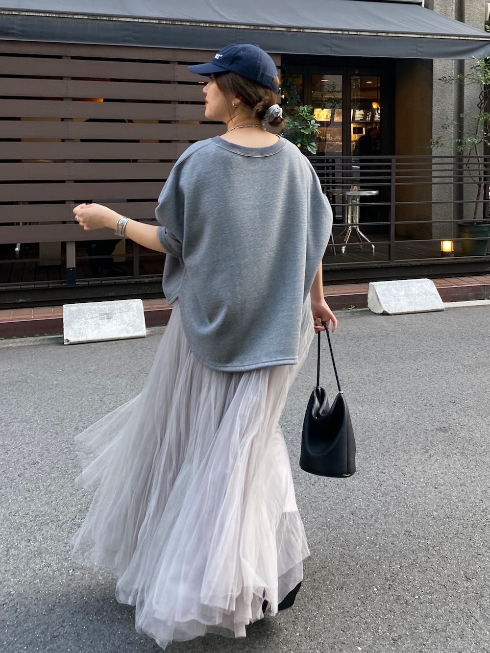 グレー系のムートンコート、グレー系のTシャツ/カットソー、グレー系のスカートを着用したレディースの冬コーディネートの9枚目の写真