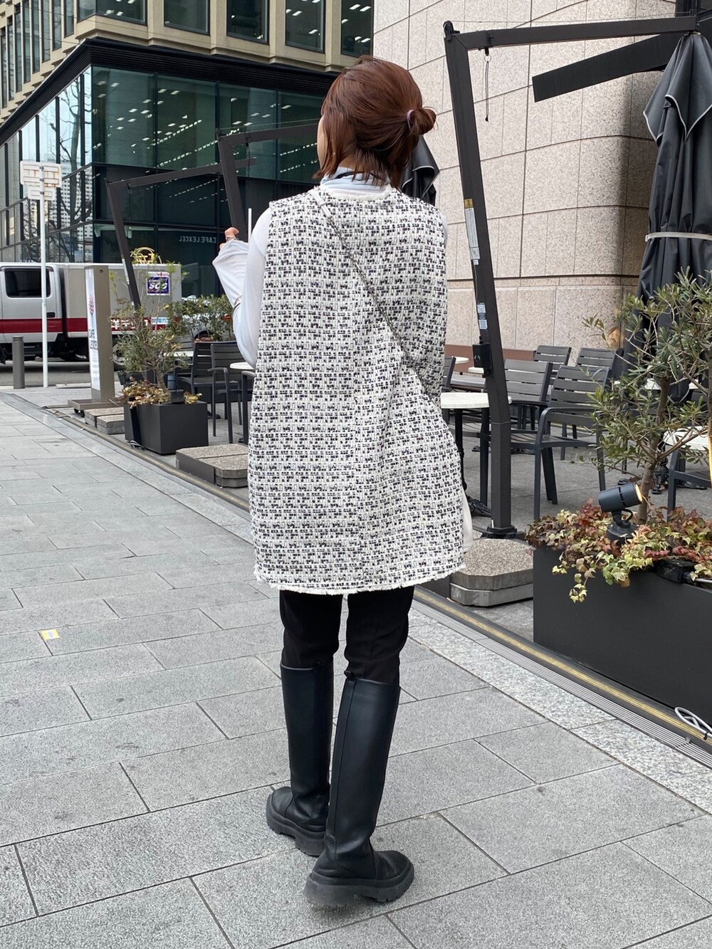 ブルー系のTシャツ/カットソー、ホワイト系のベスト、ブラック系のネックレスを着用したレディースの春コーディネートの8枚目の写真