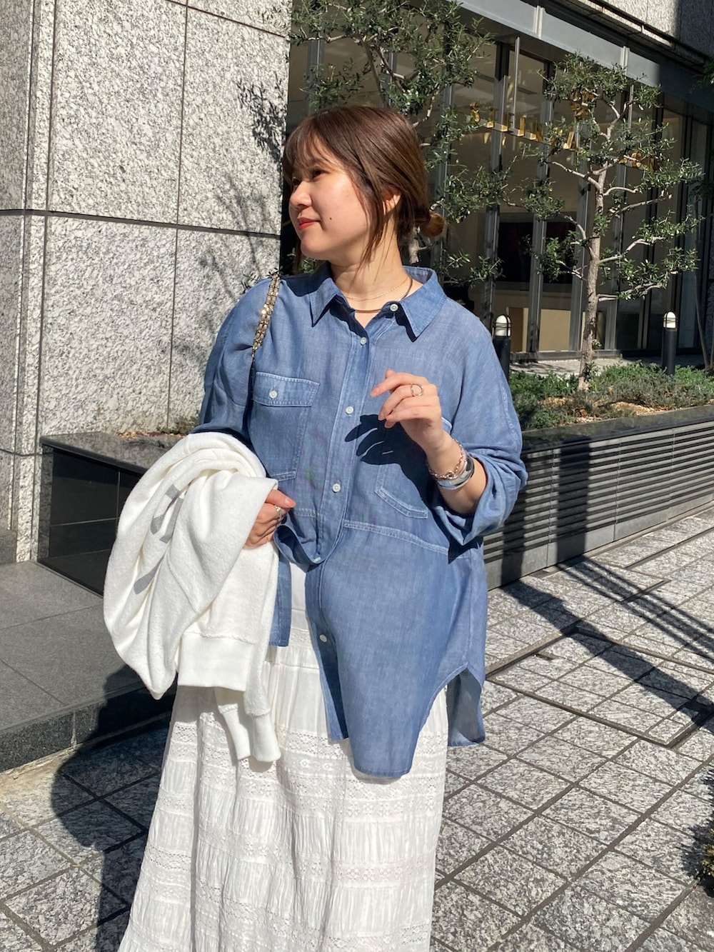 ブルー系のシャツ/ブラウス、ホワイト系のスカート、ホワイト系のTシャツ/カットソーを着用したレディースの春コーディネートの8枚目の写真