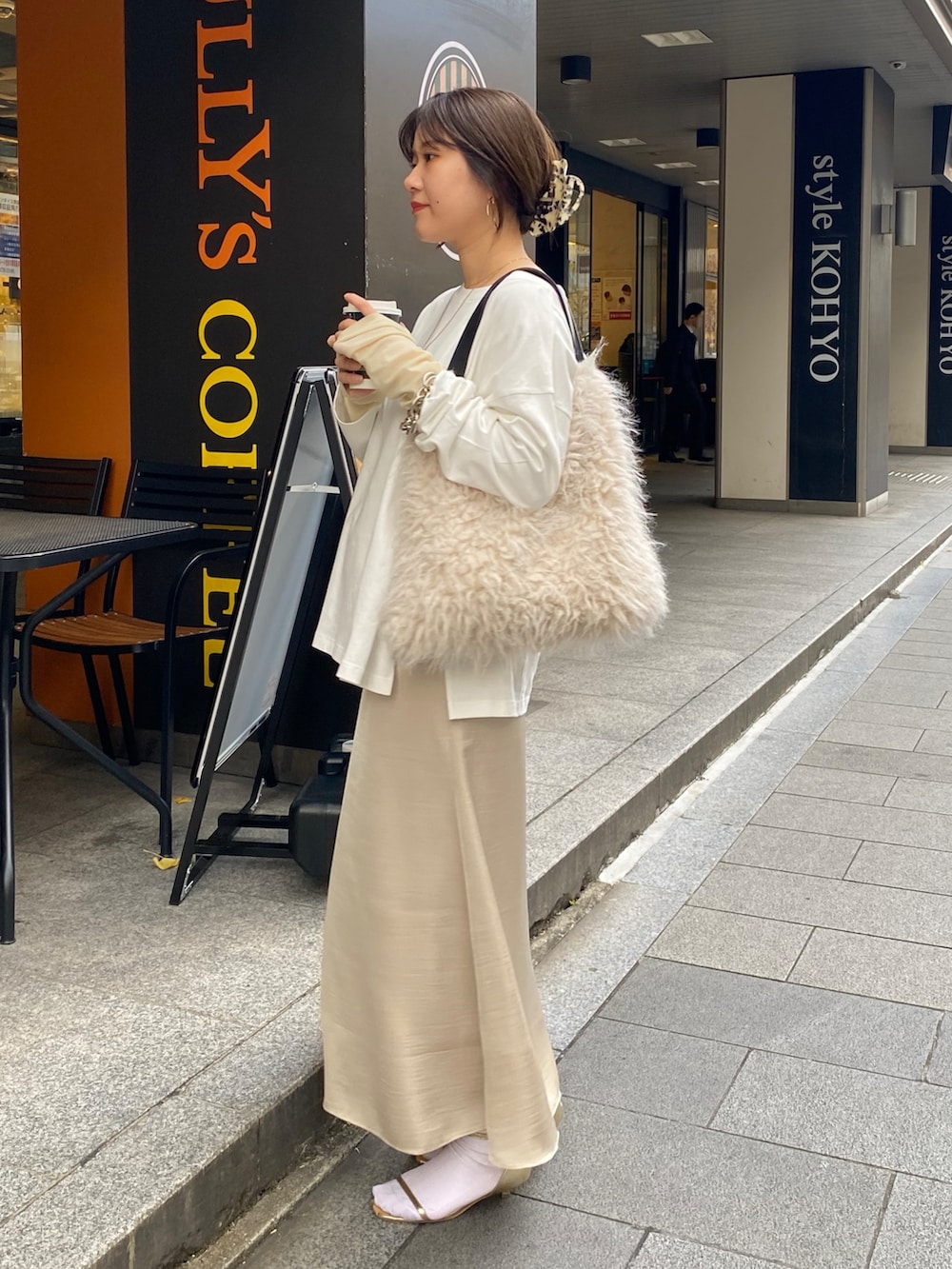 ホワイト系のTシャツ/カットソー、ベージュ系のスカート、イエロー系のTシャツ/カットソーを着用したレディースの冬コーディネートの7枚目の写真