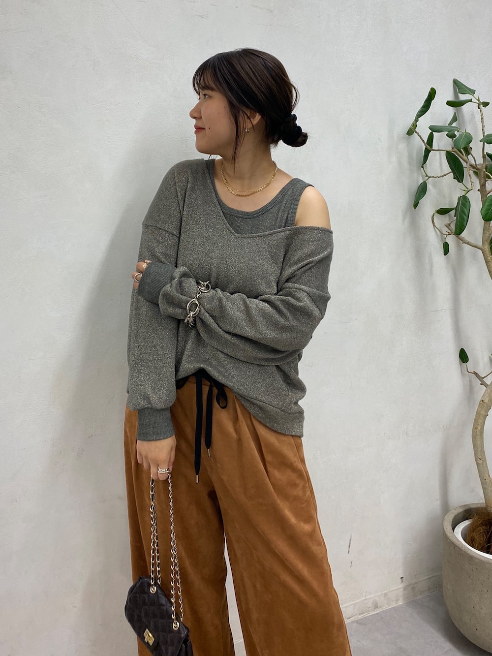 グレー系のTシャツ/カットソー、イエロー系のその他パンツ、ブラウン系のショルダーバッグを着用したレディースの秋コーディネートの3枚目の写真