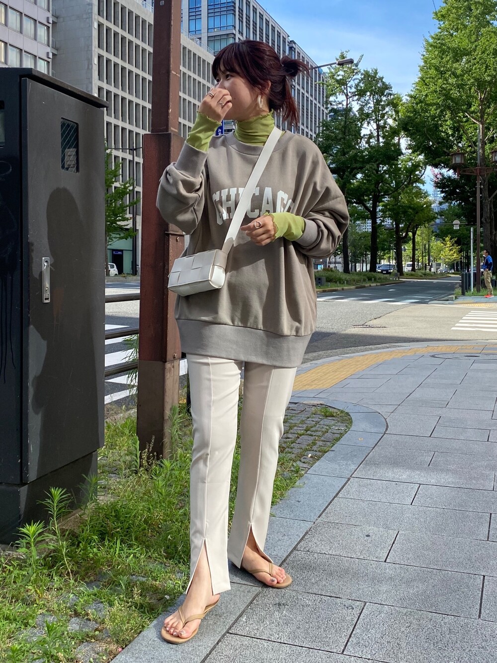 ベージュ系のスウェット、ベージュ系のその他パンツ、ホワイト系のショルダーバッグを着用したレディースの夏コーディネートの5枚目の写真