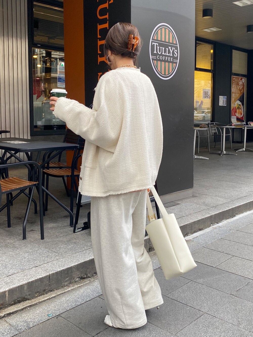 ホワイト系のその他アウター、ピンク系のニット/セーター、ベージュ系のその他パンツを着用したレディースの冬コーディネートの5枚目の写真