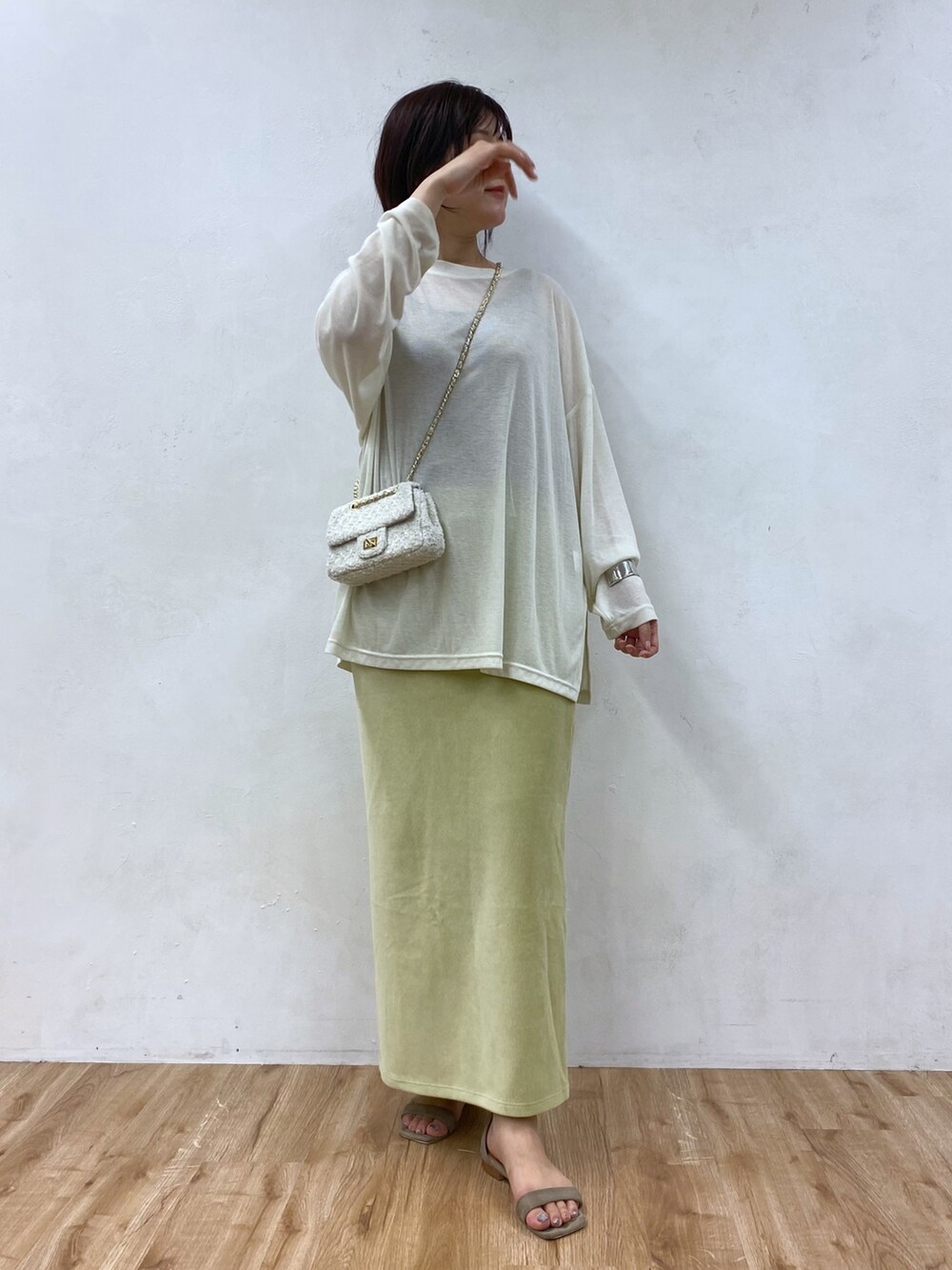 ホワイト系のTシャツ/カットソー、グリーン系のスカート、ホワイト系のショルダーバッグを着用したレディースの夏コーディネートの2枚目の写真