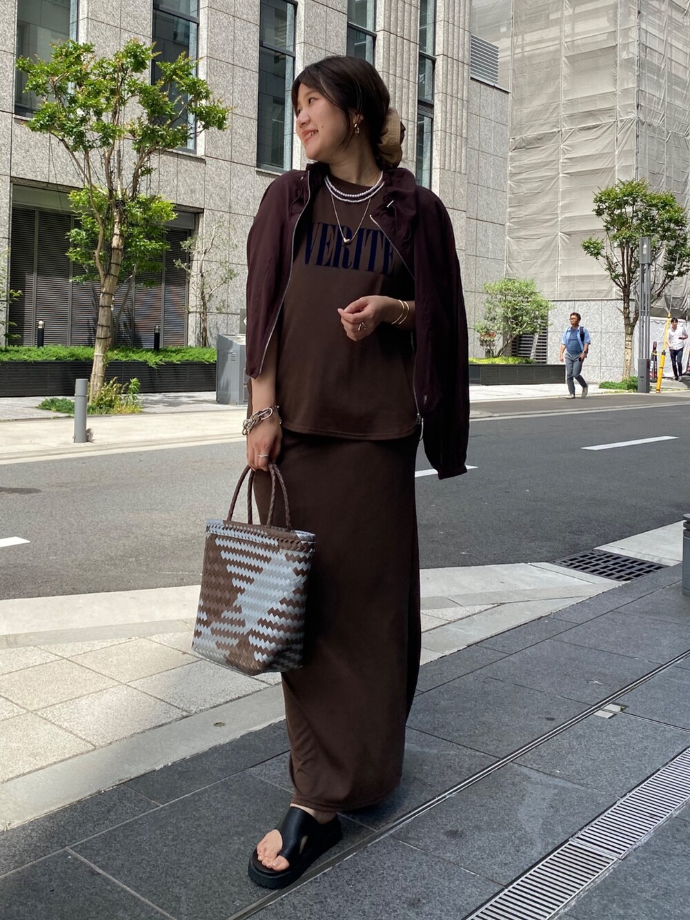 ブラウン系のスカート、ブラウン系のTシャツ/カットソー、ブラウン系のショルダーバッグを着用したレディースの夏コーディネートの2枚目の写真