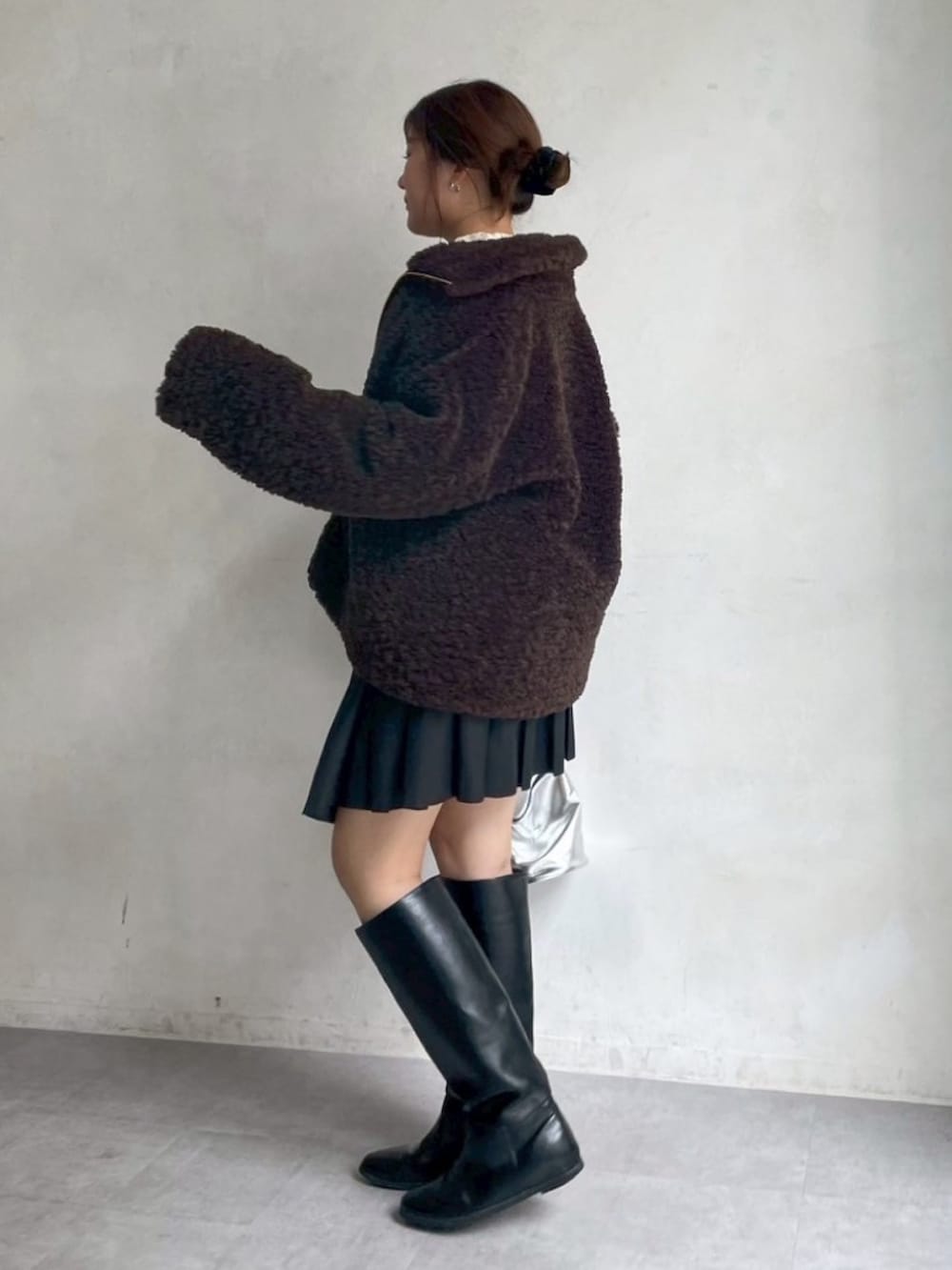 ブラウン系のその他アウター、ホワイト系のシャツ/ブラウス、ブラック系のスカートを着用したレディースの冬コーディネートの8枚目の写真