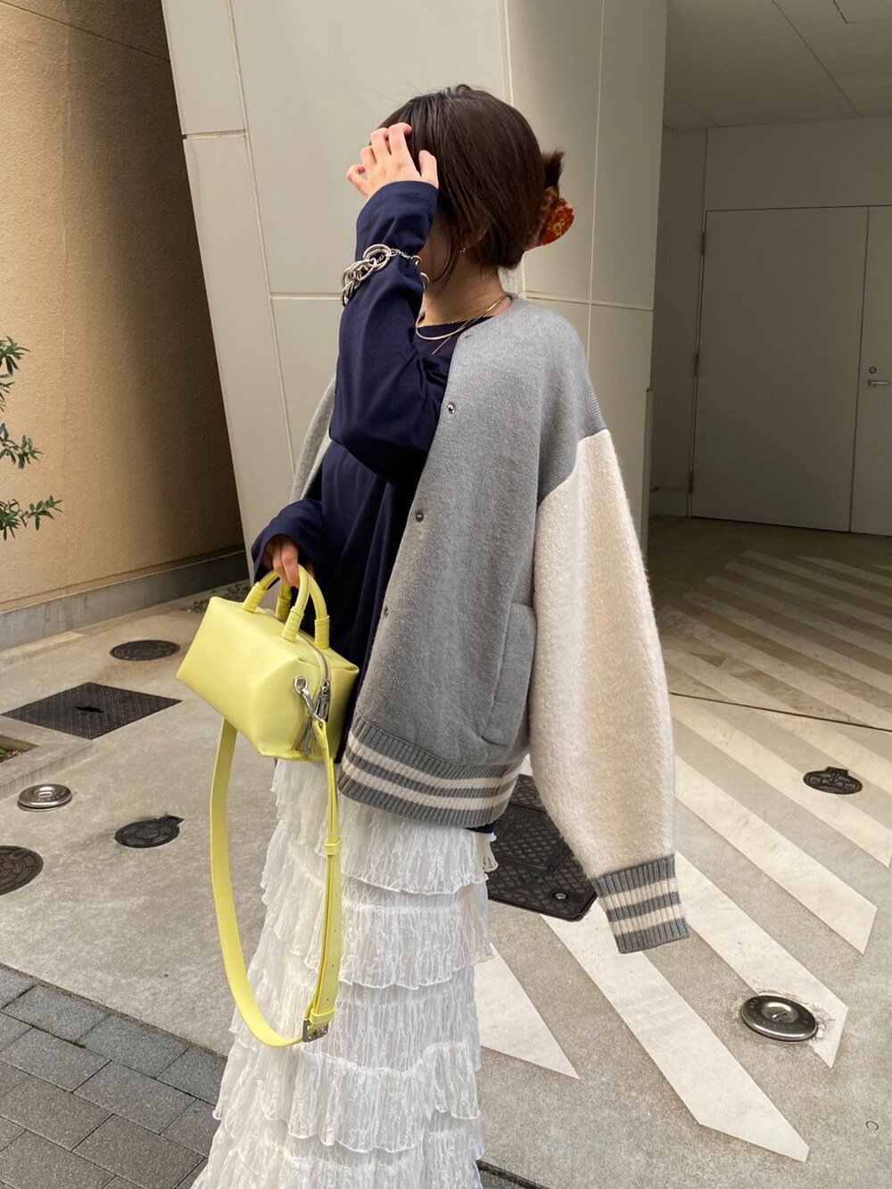 グレー系のその他アウター、ブルー系のTシャツ/カットソー、ホワイト系のスカートを着用したレディースの冬コーディネートの6枚目の写真