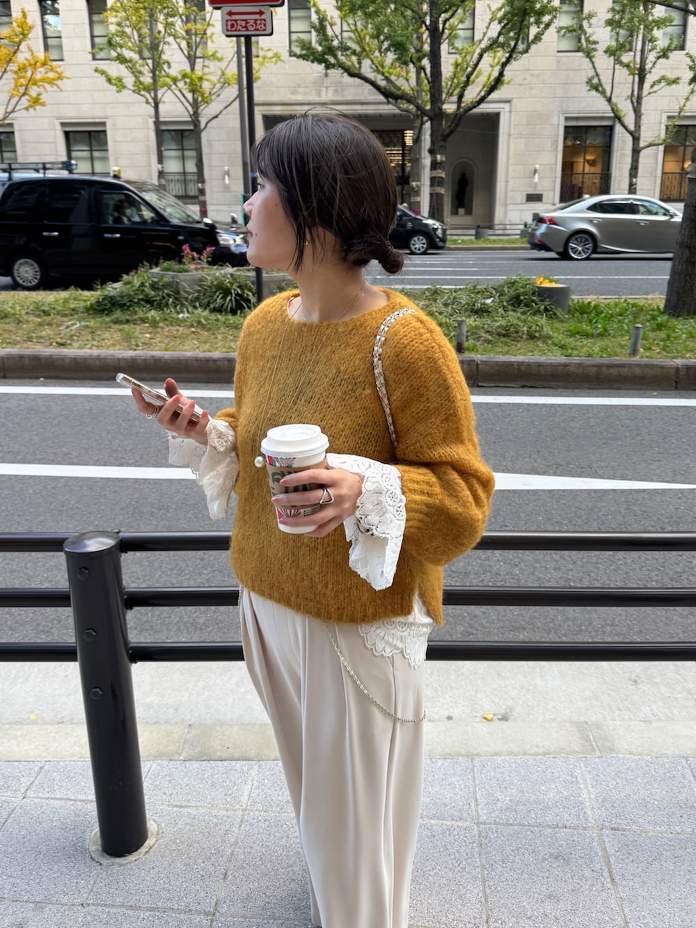 ベージュ系のその他アウター、イエロー系のニット/セーター、ホワイト系のシャツ/ブラウスを着用したレディースの冬コーディネートの4枚目の写真