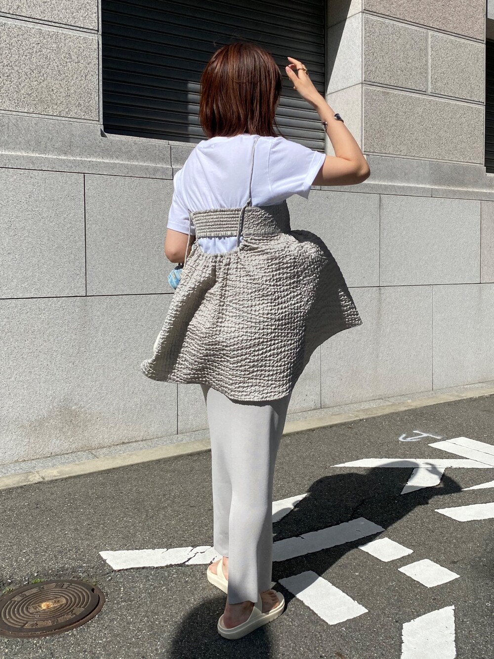 グレー系のキャミソール、ベージュ系のスカート、ブルー系のジャケット/アウターを着用したレディースの春コーディネートの4枚目の写真