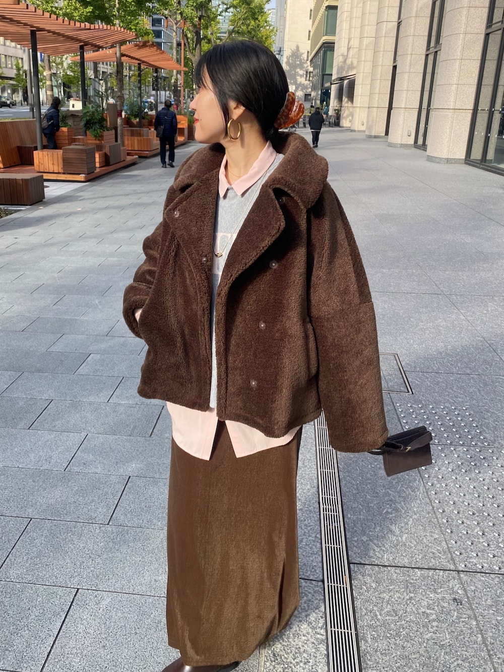 ブラウン系のその他アウター、グレー系のニット/セーター、ピンク系のシャツ/ブラウスを着用したレディースの冬コーディネートの5枚目の写真