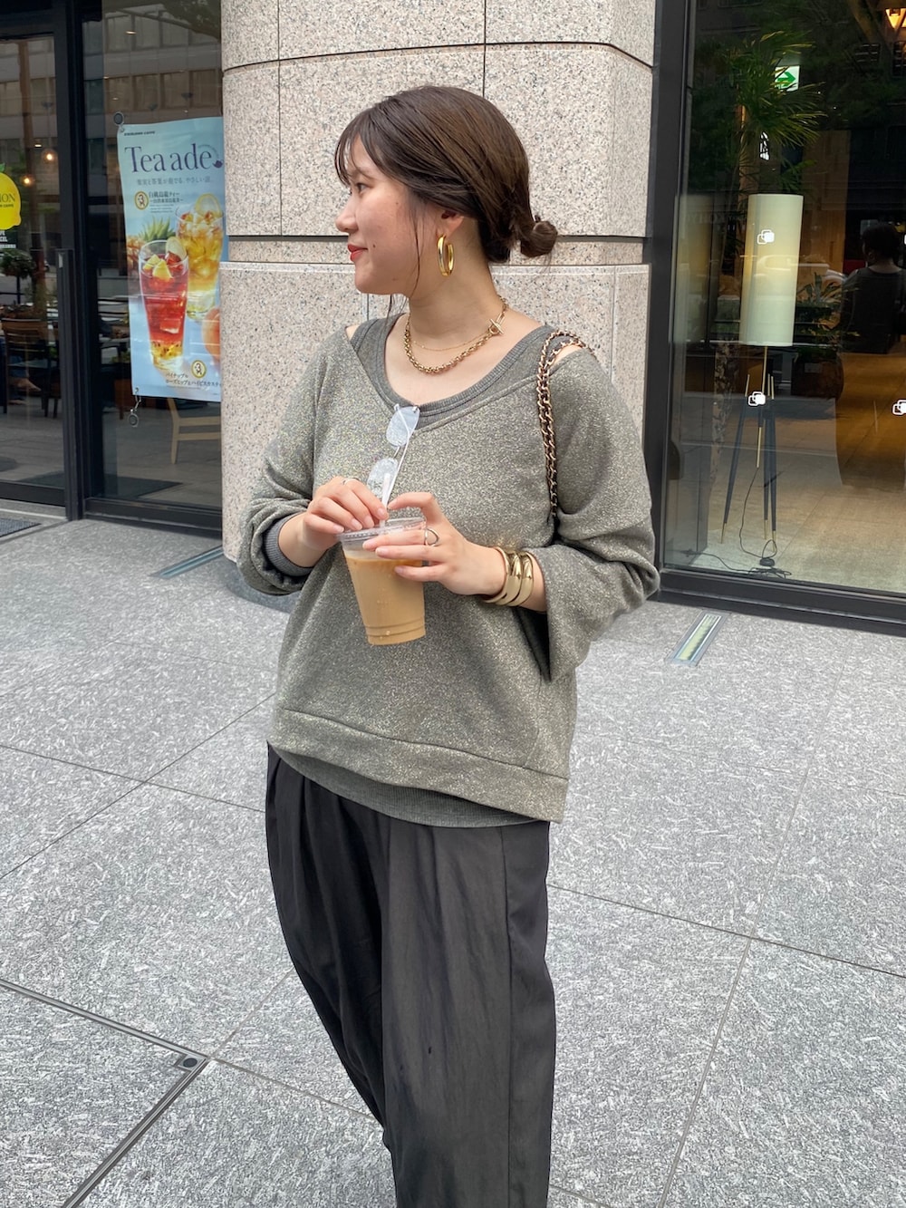 グレー系のTシャツ/カットソー、ブラウン系のその他パンツ、ベージュ系のパンプスを着用したレディースの夏コーディネートの6枚目の写真