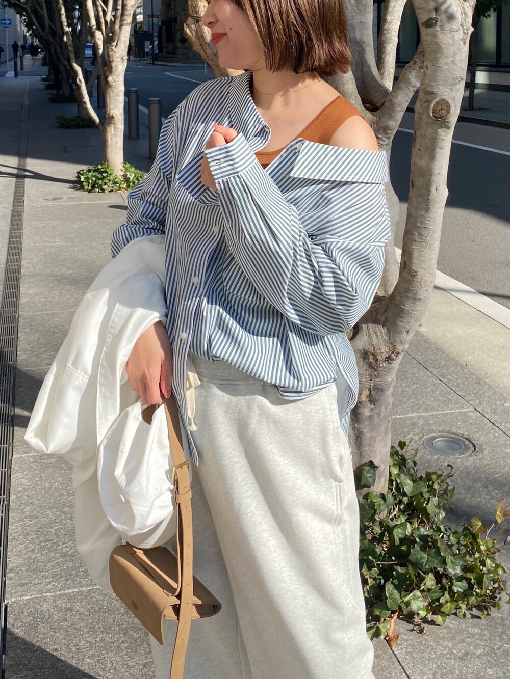 グリーン系のシャツ/ブラウス、ブラウン系のタンクトップ、ベージュ系のその他パンツを着用したレディースの春コーディネートの4枚目の写真