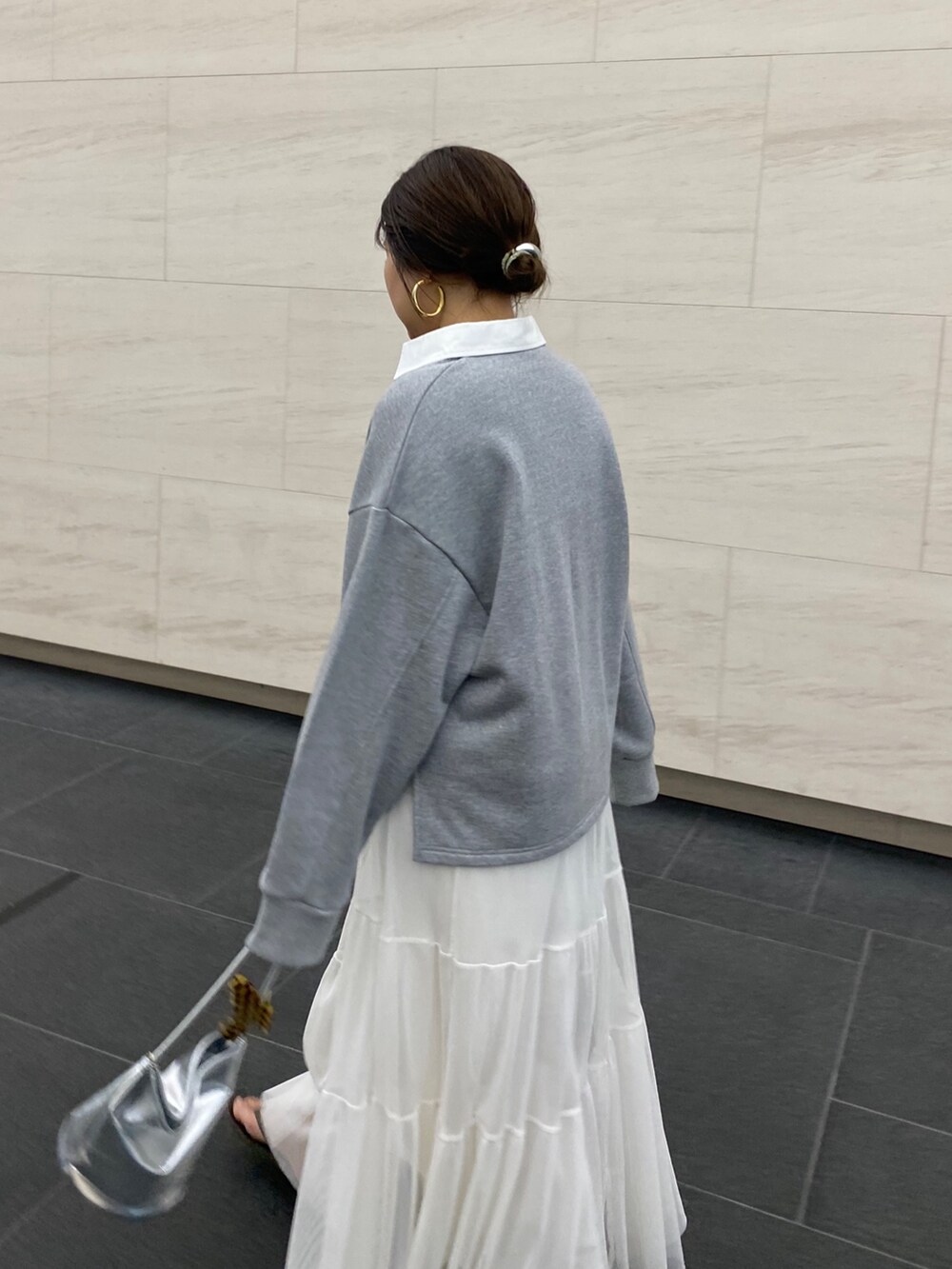 グレー系のTシャツ/カットソー、ホワイト系のスカート、シルバー系のショルダーバッグを着用したレディースの夏コーディネートの5枚目の写真