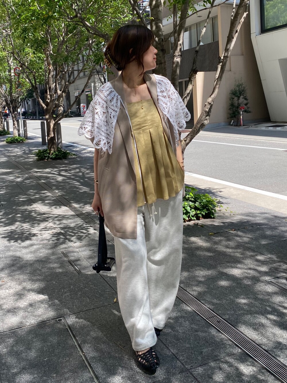 ベージュ系のシャツ/ブラウス、ベージュ系のその他パンツ、イエロー系のショルダーバッグを着用したレディースの夏コーディネートの8枚目の写真