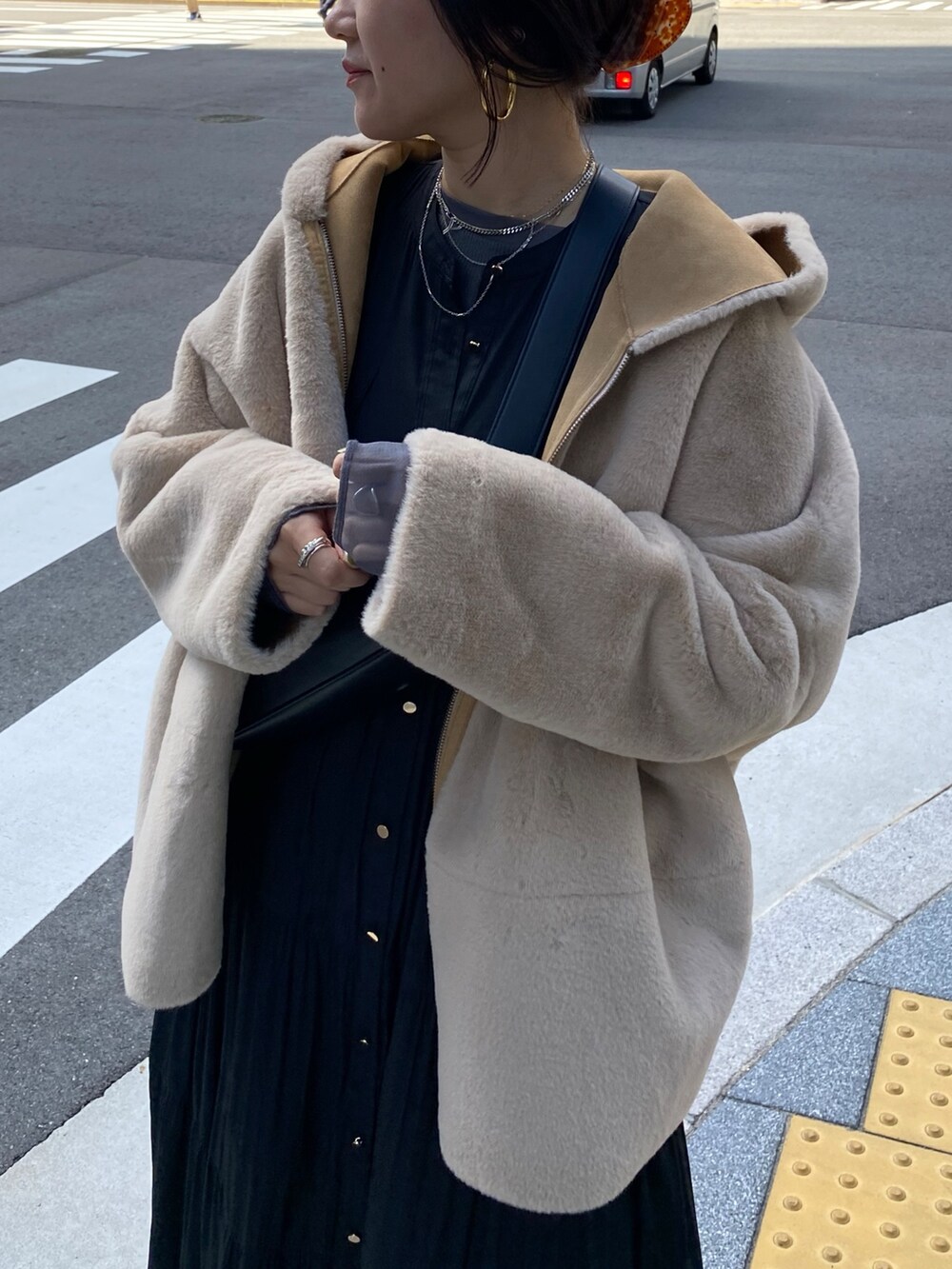 ブラック系のワンピース、ブラック系のショルダーバッグ、グレー系のTシャツ/カットソーを着用したレディースの秋コーディネートの8枚目の写真