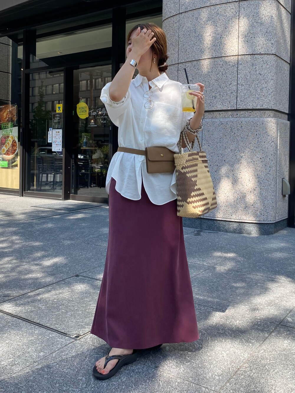 ホワイト系のシャツ/ブラウス、レッド系のスカートを着用したレディースの夏コーディネートの4枚目の写真