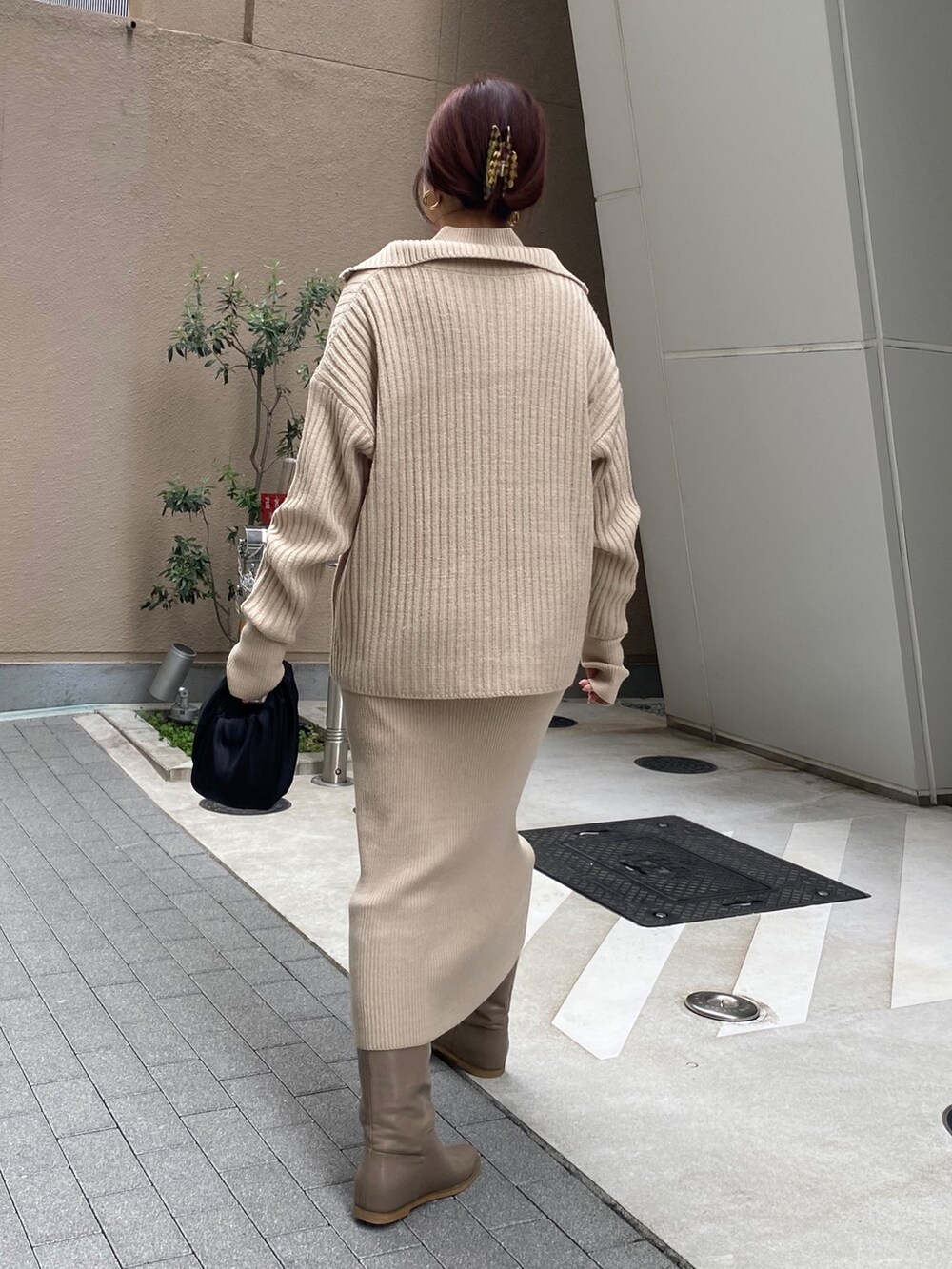 ベージュ系のワンピース、ベージュ系のブーツ、シルバー系のネックレスを着用したレディースの秋コーディネートの8枚目の写真