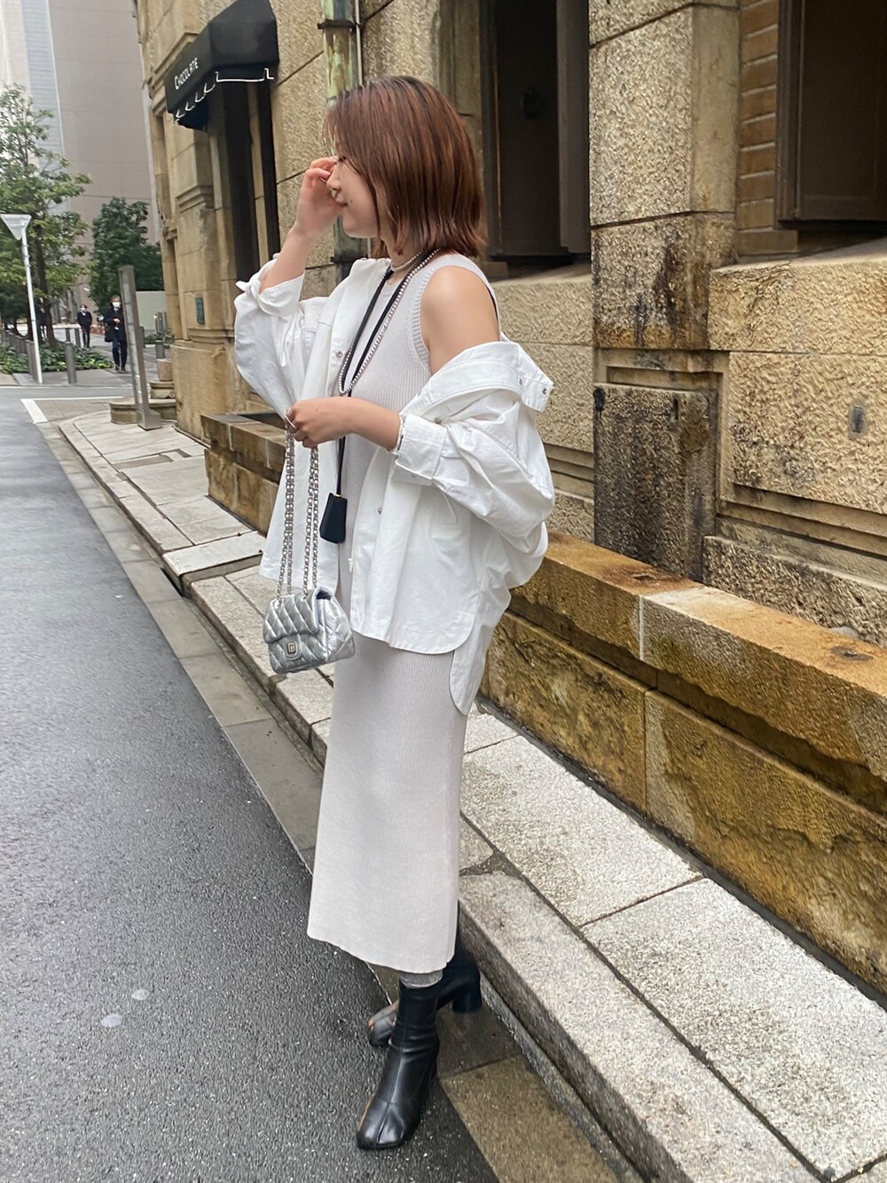 ホワイト系のブルゾン、グレー系のワンピース、シルバー系のショルダーバッグを着用したレディースの春コーディネートの2枚目の写真