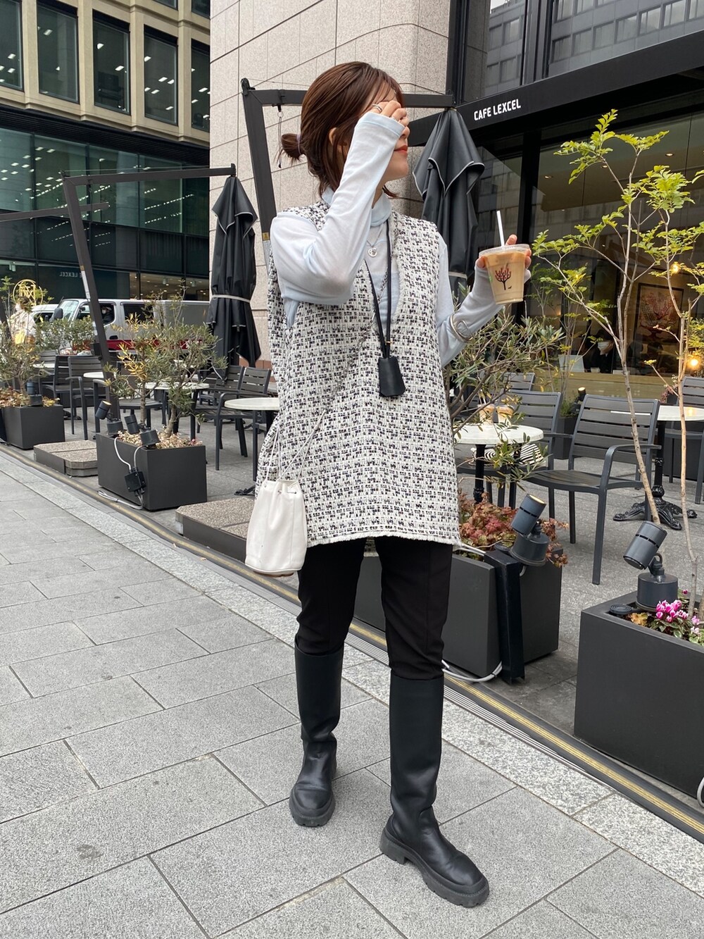 ブルー系のTシャツ/カットソー、ホワイト系のベスト、ブラック系のネックレスを着用したレディースの春コーディネートの3枚目の写真